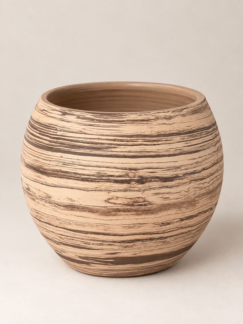 Maceta Wood redondeada con vetas de madera en tonos marrones — Napuplant